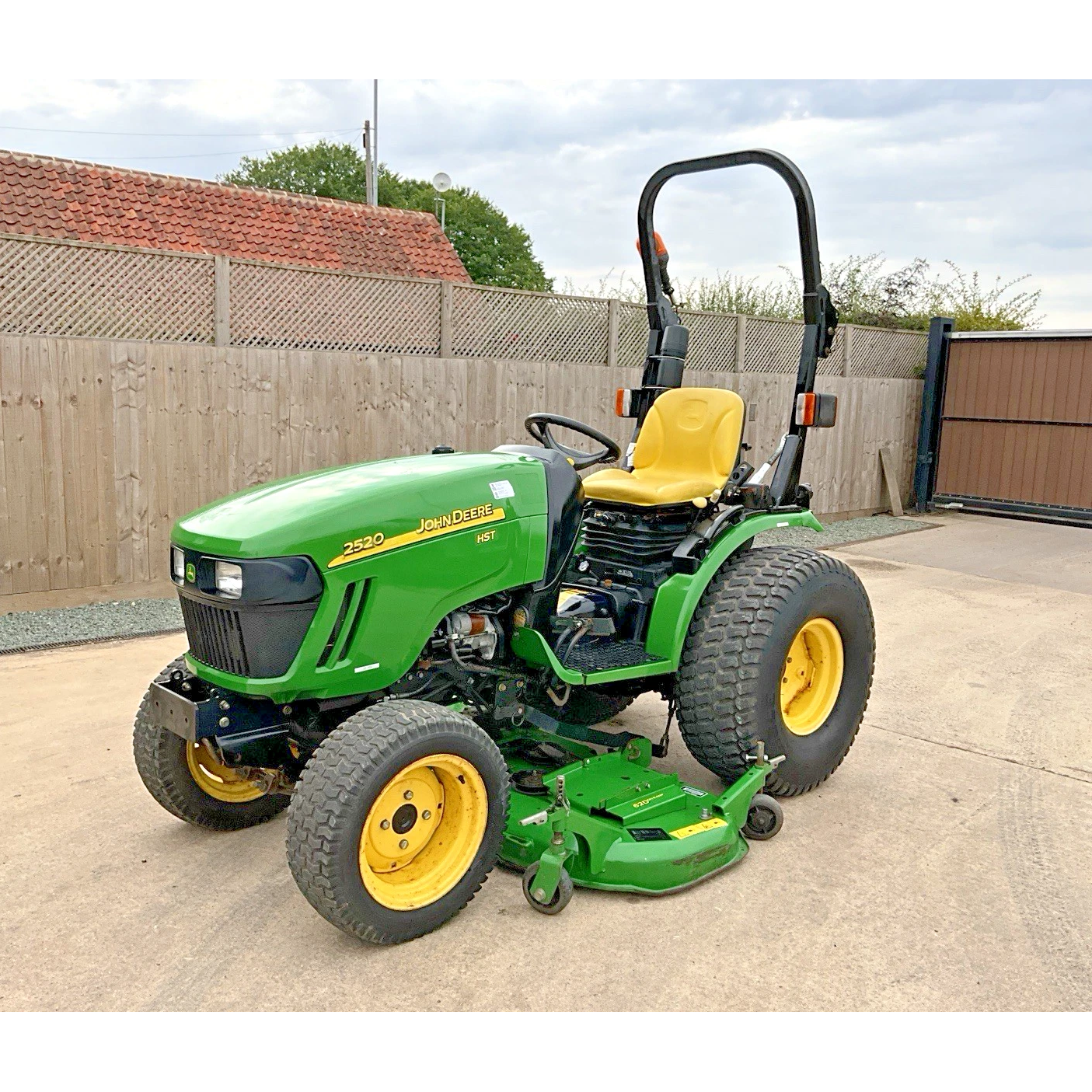 2011 JOHN DEERE 2520 COMPACT TRACTOR WITH RIDE ON LAWN MOWER DECK |519 HOURS